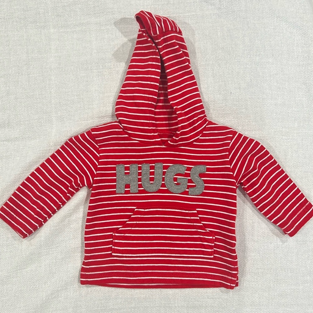Newborn 
Carter sweatshirt with hood